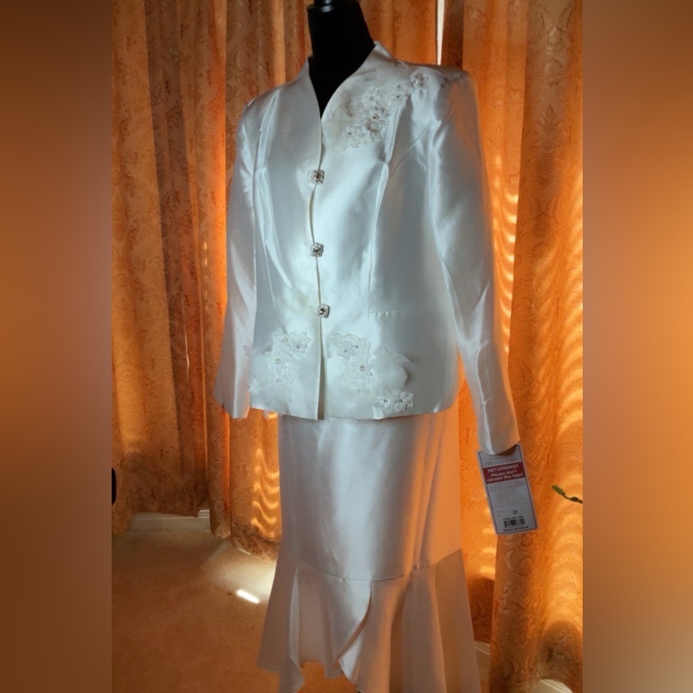 Elegant White Women's Jacket with Floral Embellishments